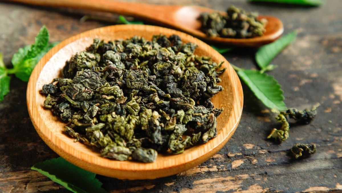 How do green tea and oolong tea differ?