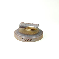 Deckel eines glasierten Gaiwans aus rotem Ton mit erdigen Farbübergängen