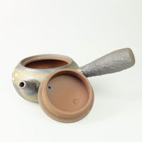 Japanische Kyusu Ton-Teekanne, geöffneter Deckel