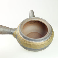 Detailaufnahme der Innenseite einer Kyusu Ton-Teekanne