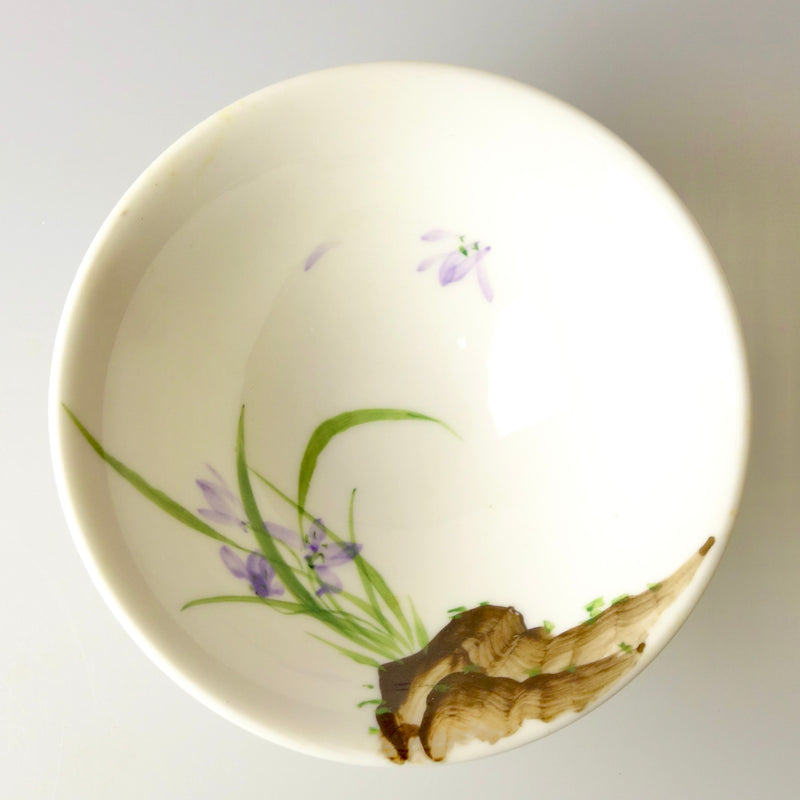 Detailansicht Lily chinesische Teeschale aus Keramik mit handbemaltem Design