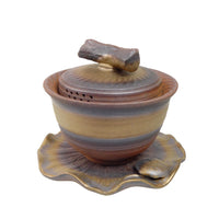 Handgefertigter Gaiwan aus rotem Ton mit Glasur in warmen Erdtönen auf Untersetzer