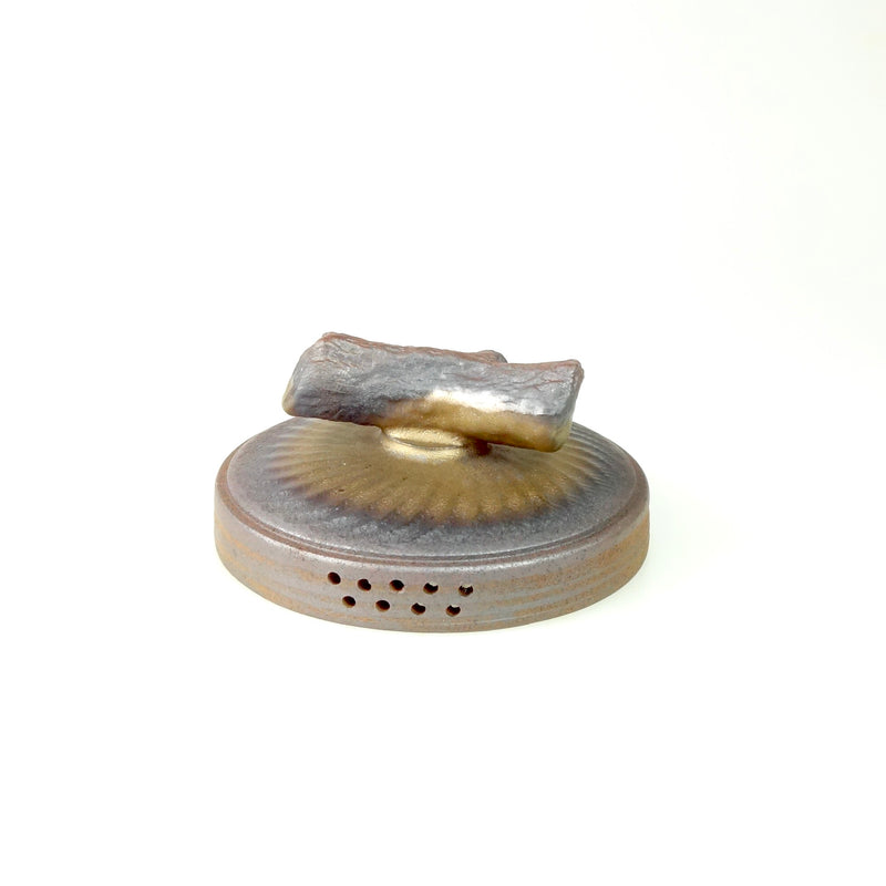 Deckel eines glasierten Gaiwans aus rotem Ton mit erdigen Farbübergängen