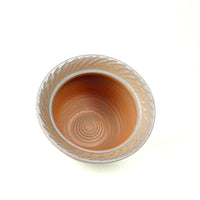 innenansicht eines glasierten Gaiwans aus rotem Ton mit erdigen Farbübergängen