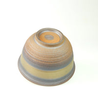 Detailansicht unten eines glasierten Gaiwans aus rotem Ton mit erdigen Farbübergängen