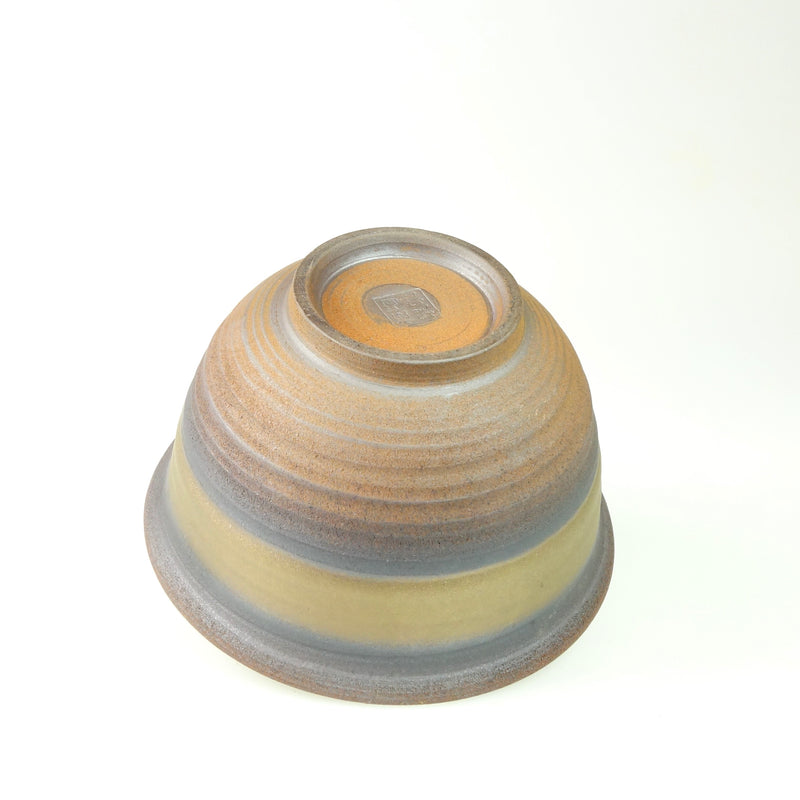 Detailansicht unten eines glasierten Gaiwans aus rotem Ton mit erdigen Farbübergängen