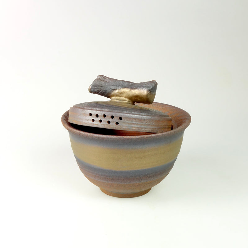 Detail der handaufgetragenen Glasur in Erdtönen auf rotem Ton-Gaiwan