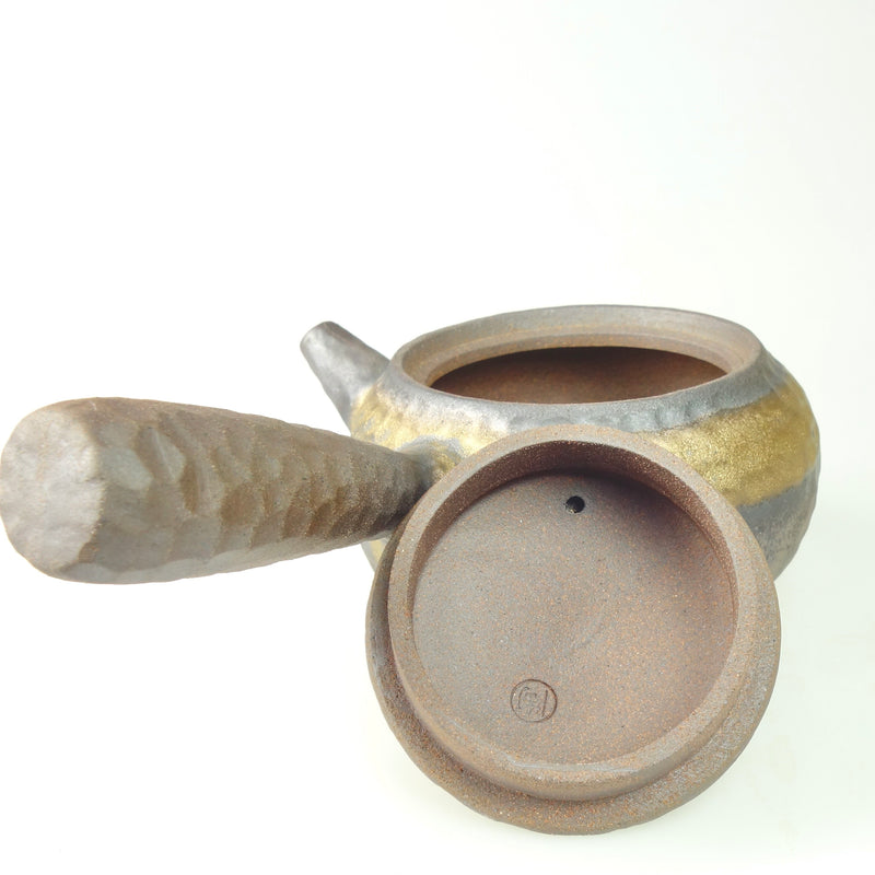 Detailaufnahme der matten, erdigen Glasur einer Kyusu Ton-Teekanne