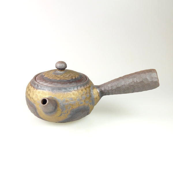 Handgefertigte Kyusu Ton-Teekanne mit Seitengriff und matter, erdiger Glasur