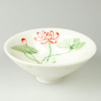 Seitenansicht chinesische Teeschale aus Keramik mit handbemaltem Design