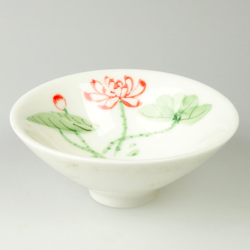 Seitenansicht chinesische Teeschale aus Keramik mit handbemaltem Design