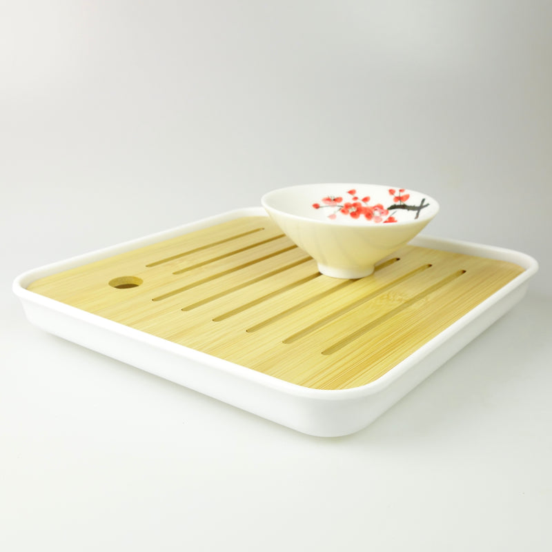 Weißes Teeboot mit herausnehmbarem Bambuseinsatz von vorne