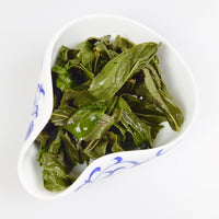 ntfaltete, makellose Blätter des Pinglin Wenshan Baozhong Tees nach der Gong Fu Cha Zubereitung.