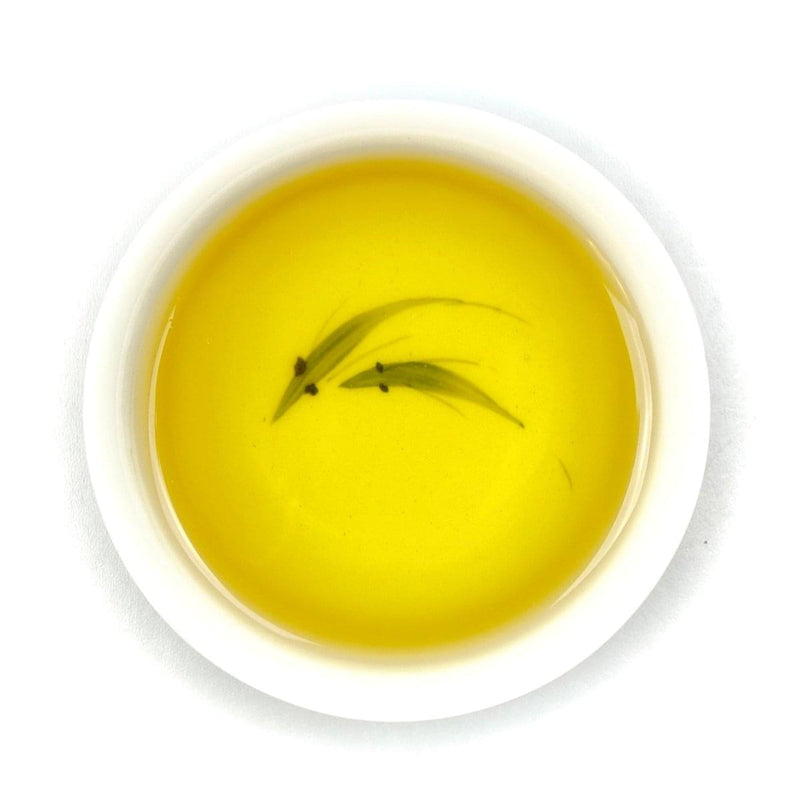 Aufgegossener Four Seasons Oolong Tee – hellgolden, duftend nach Orchideen und Frühlingsblüten