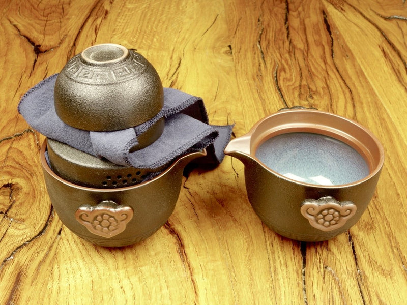 Kleines Tee Keramik Reiseset für eine chinesische Teezeremonie mit Gaiwan - Evergreen Teashop